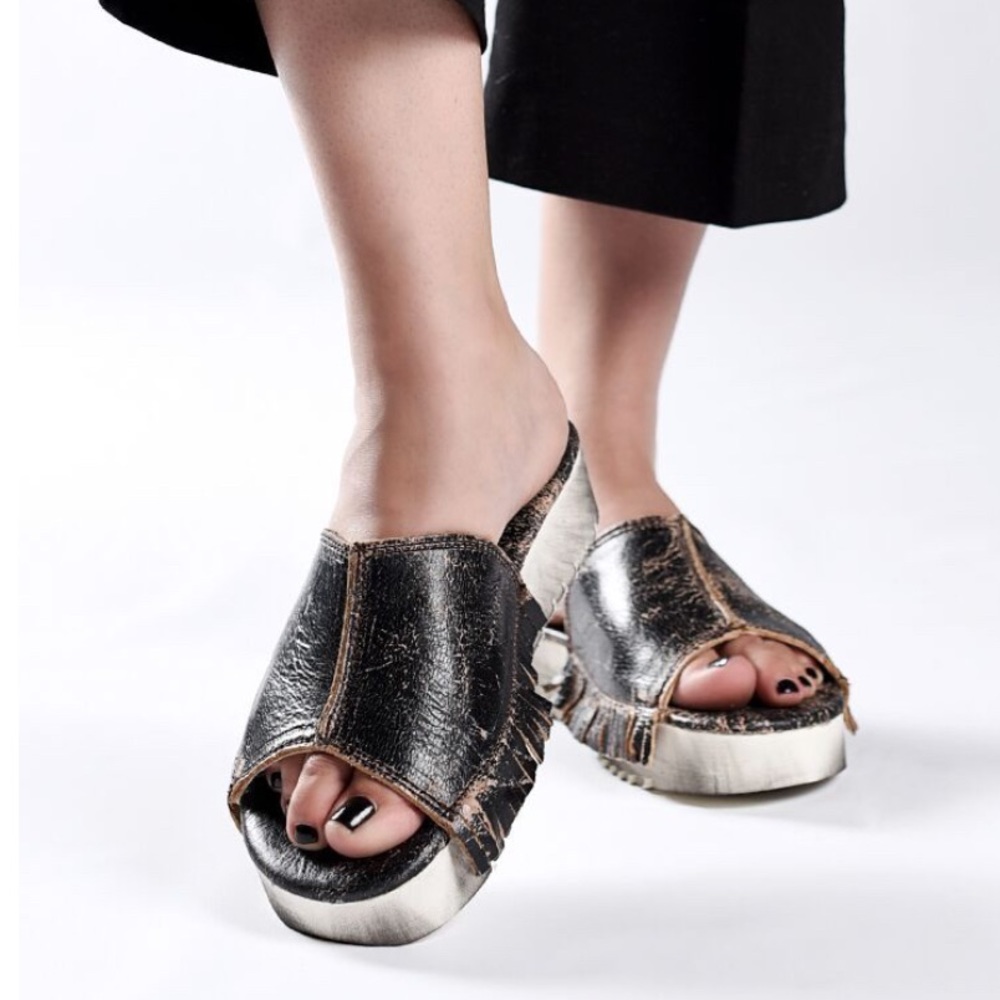 Bedstu Fairlee Fringe platform sandals Rare dark leather w/ light platform Sz 8